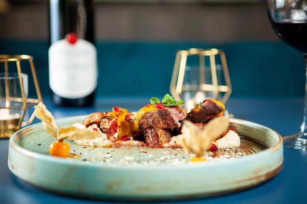 Comment organiser une escapade gastronomique à travers les régions viticoles françaises ?