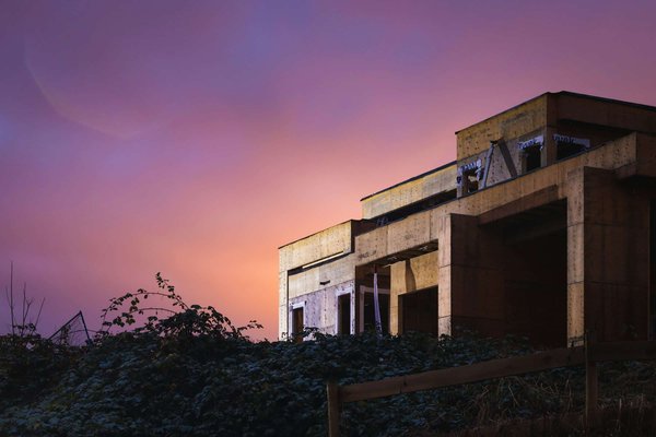 Comment construire un abri contre le vent en utilisant uniquement des matériaux naturels ?