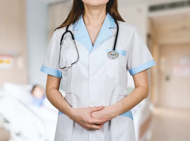 Le guide pour devenir infirmier(e) du cadre de santé