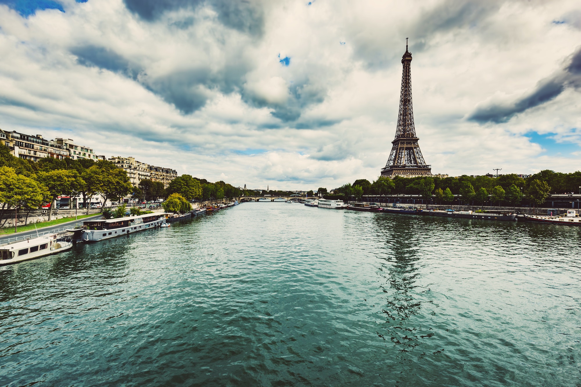 Découvrez les secrets cachés de la Seine lors de votre croisière avec Voilà Tours